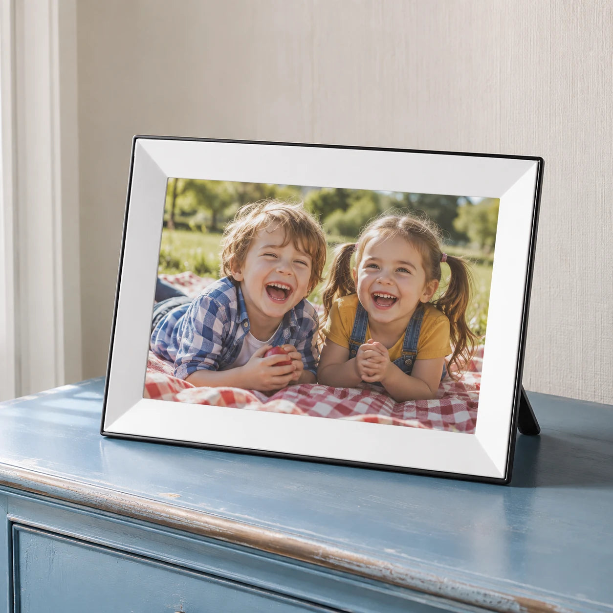 Cadre photo numérique Frameo WiFi 10,1″ – Blanc 32 Go — vue produit sur fond blanc — vue 01/07