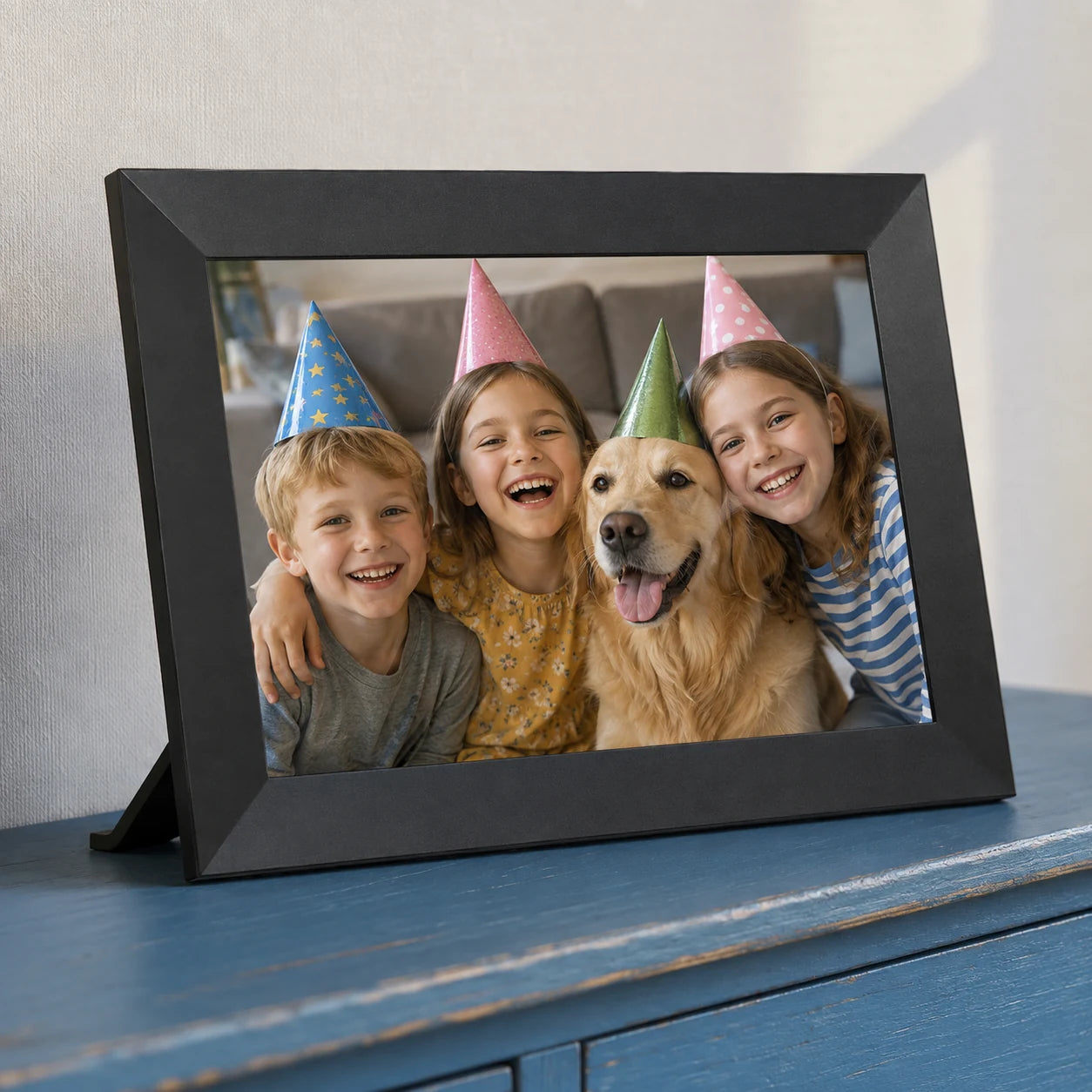 Cadre photo numérique Frameo WiFi 10,1″ – Noir 64 Go — vue produit sur fond blanc — vue 01/07