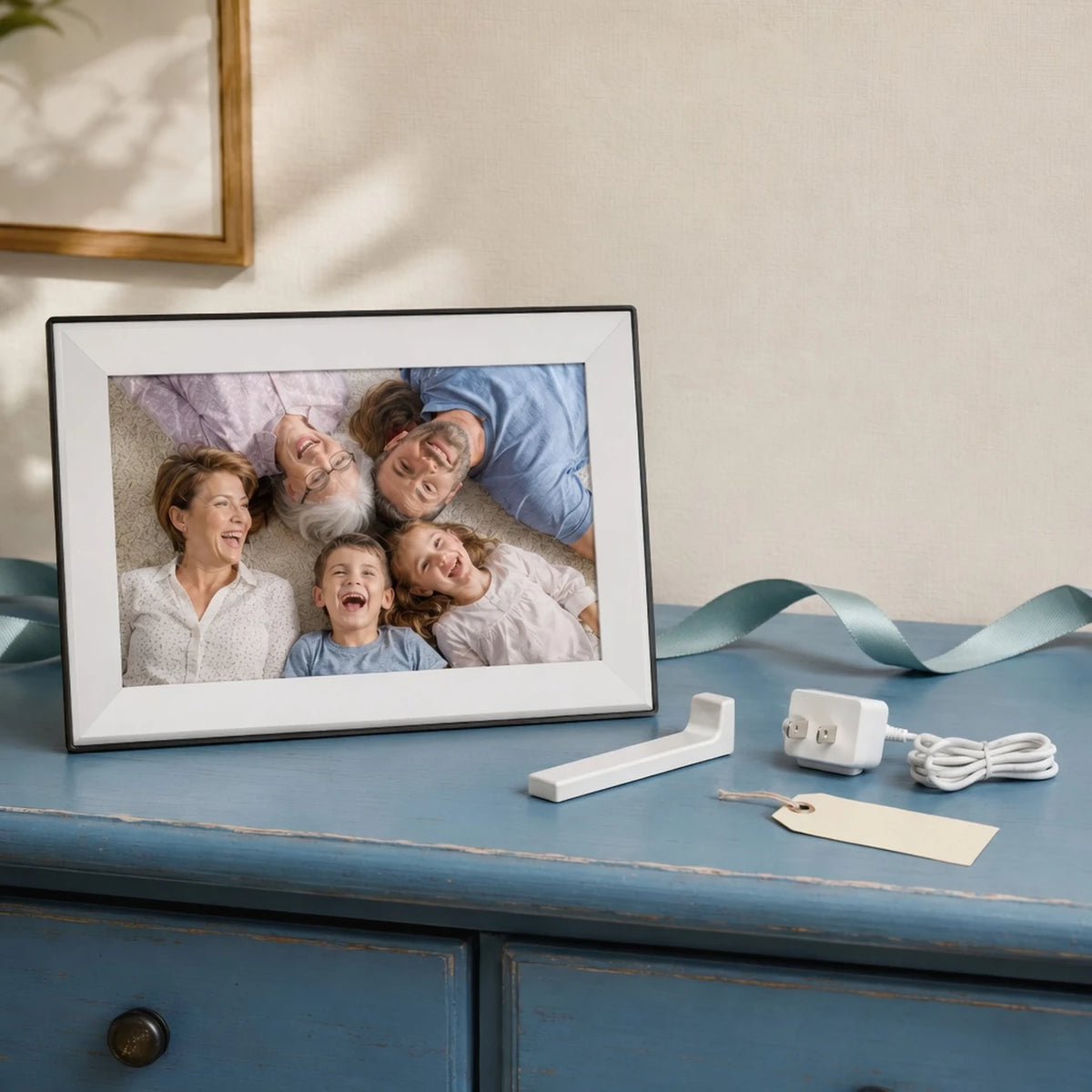 10.1-inch Frameo Digital Photo Frame, White 32 GB — gift presentation — image 7 of 7
