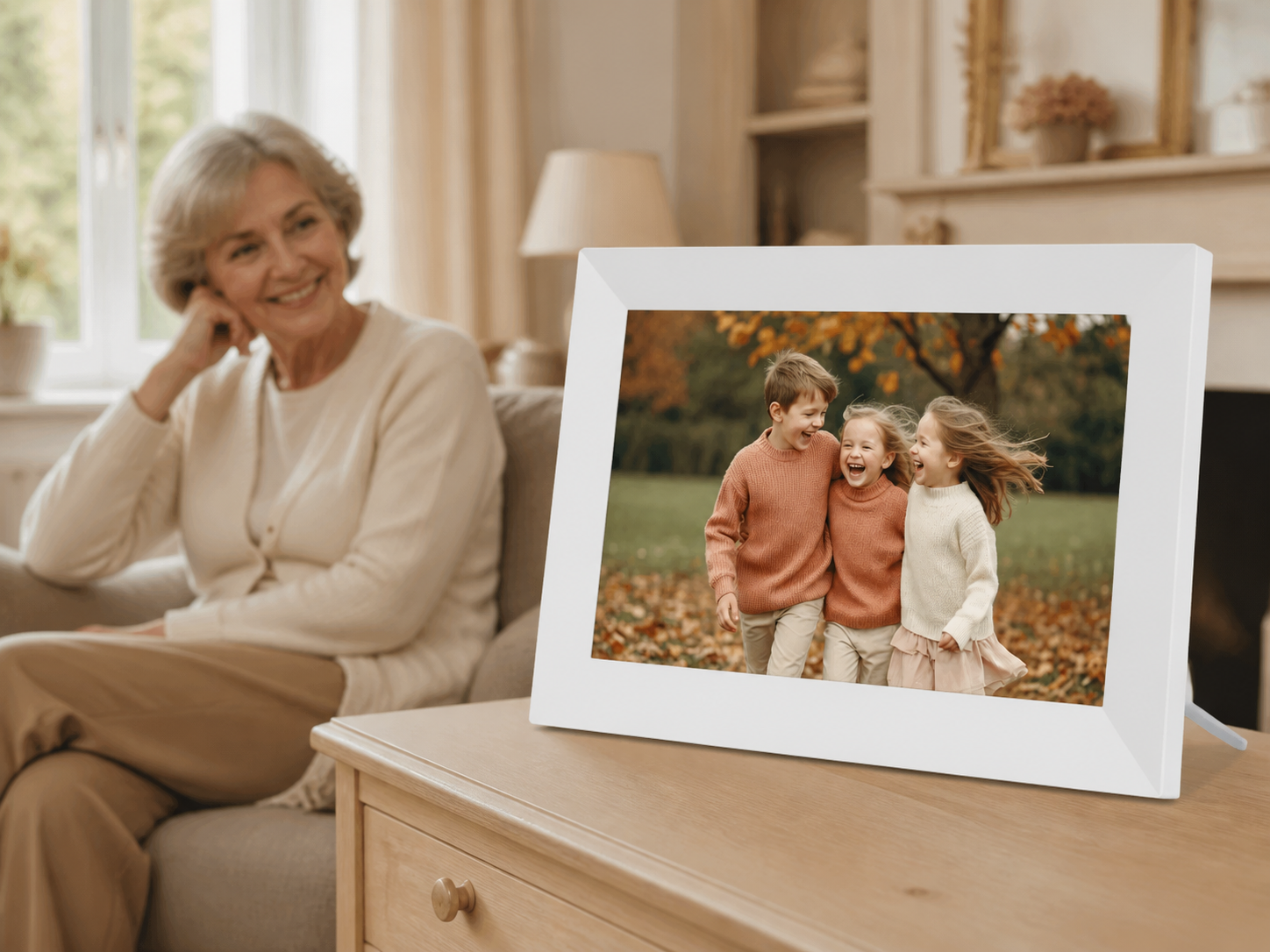 Cadre photo numérique Frameo WiFi 10,1 pouces blanc, dans un salon familial